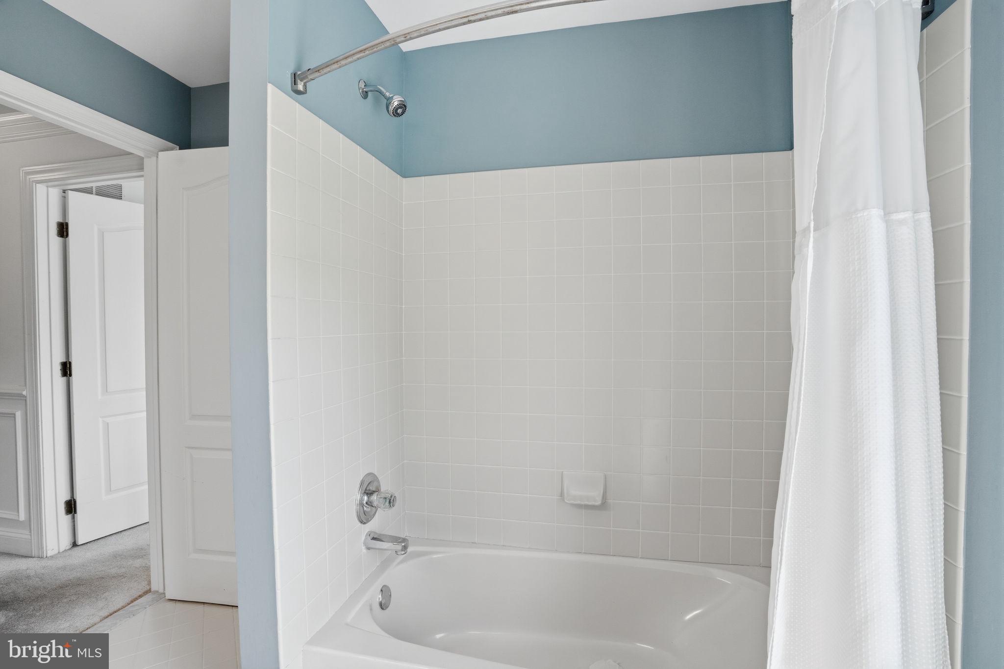 53 Alexanders Court Newtown, PA 18940 - Photo 39 of 61 Shared Bathroom for BR 3 & BR 4
