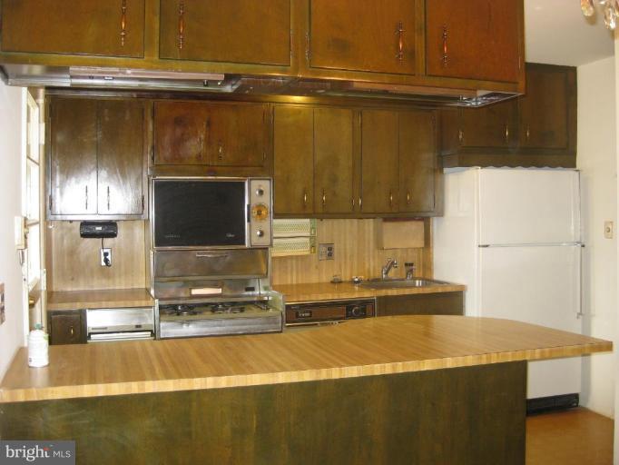 4273 Labyrinth Road Baltimore, MD 21215 - Photo 4 of 13 Kitchen