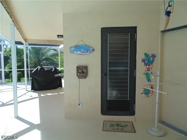 a view of entryway with a rug
