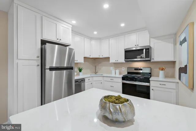 $215,000 | 3 Canterbury Square, Unit 402, Alexandria, VA 22304