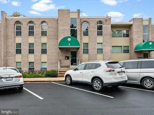 $215,000 | 3 Canterbury Square, Unit 402, Alexandria, VA 22304