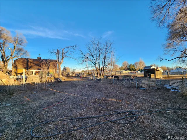 a view of a yard with a house