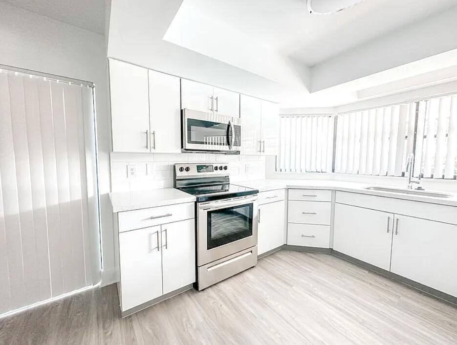 3048 Northwest 27th Terrace Boca Raton, FL 33434 - Photo 3 of 10 kitchen