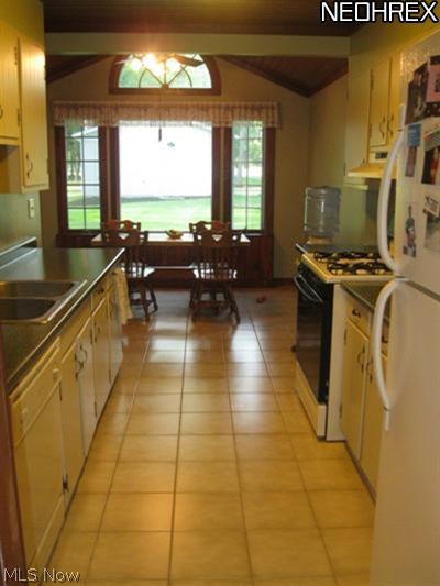 8091 Bainbridge Road Chagrin Falls, OH 44023 - Photo 5 of 24 Large eat-in kitchen.