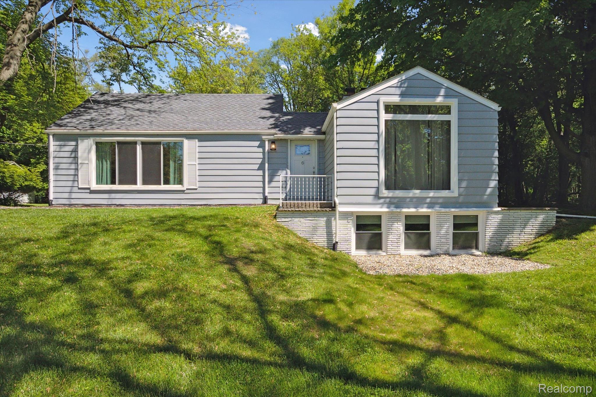 32590 West 11 Mile Road Farmington, MI 48334 - Photo 32 of 34 37-32590-W-11-Mile-Rd-Farmington-Hills-MI-48336-WindowStill-36.jpg