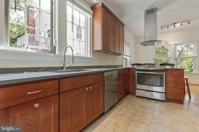 $1,239,000 | 2629 Washington Boulevard, Arlington, VA 22201