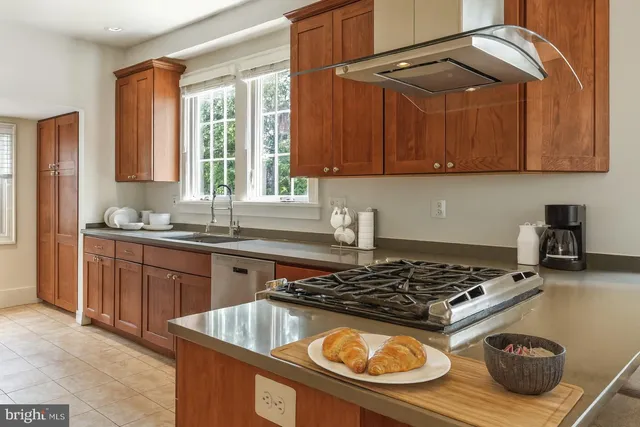 $1,239,000 | 2629 Washington Boulevard, Arlington, VA 22201