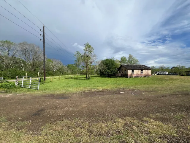 a view of a house with a backyard