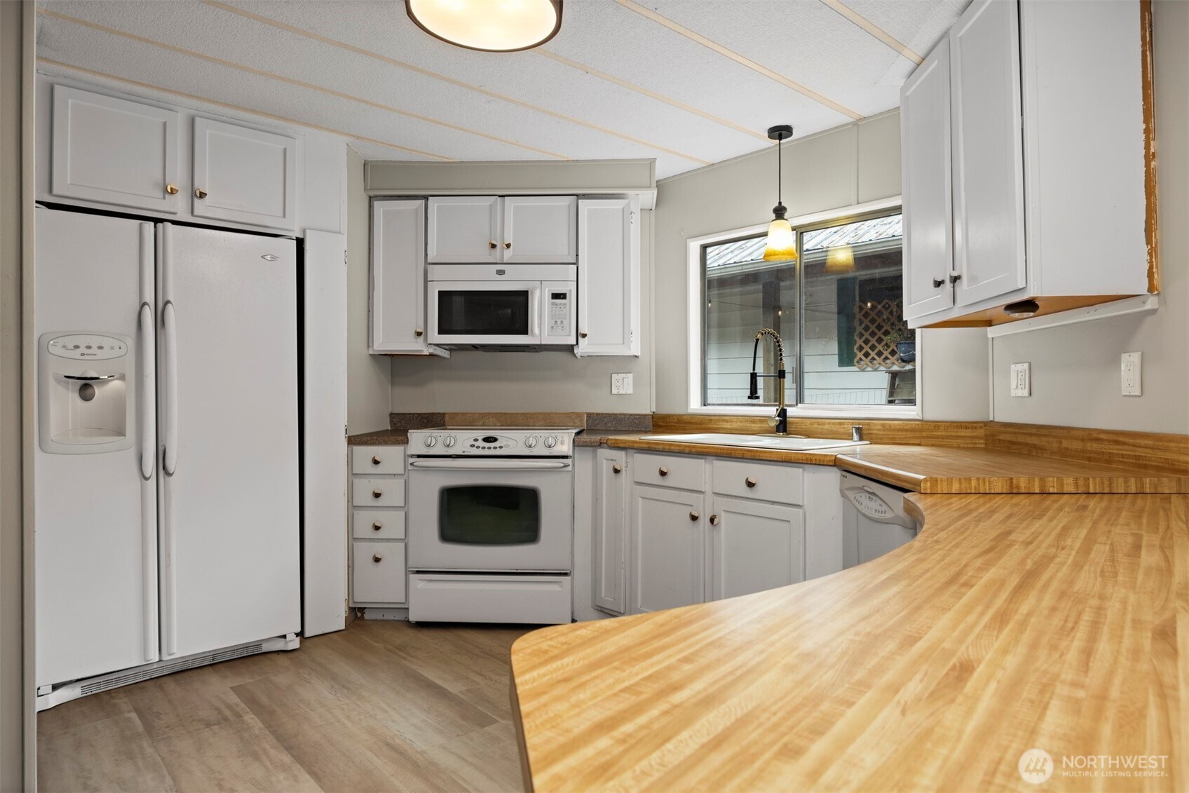8532 Juniper Place Maple Falls, WA 98266 - Photo 12 of 37 a kitchen with a refrigerator stove and sink