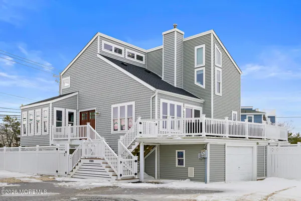 a view of house with a yard