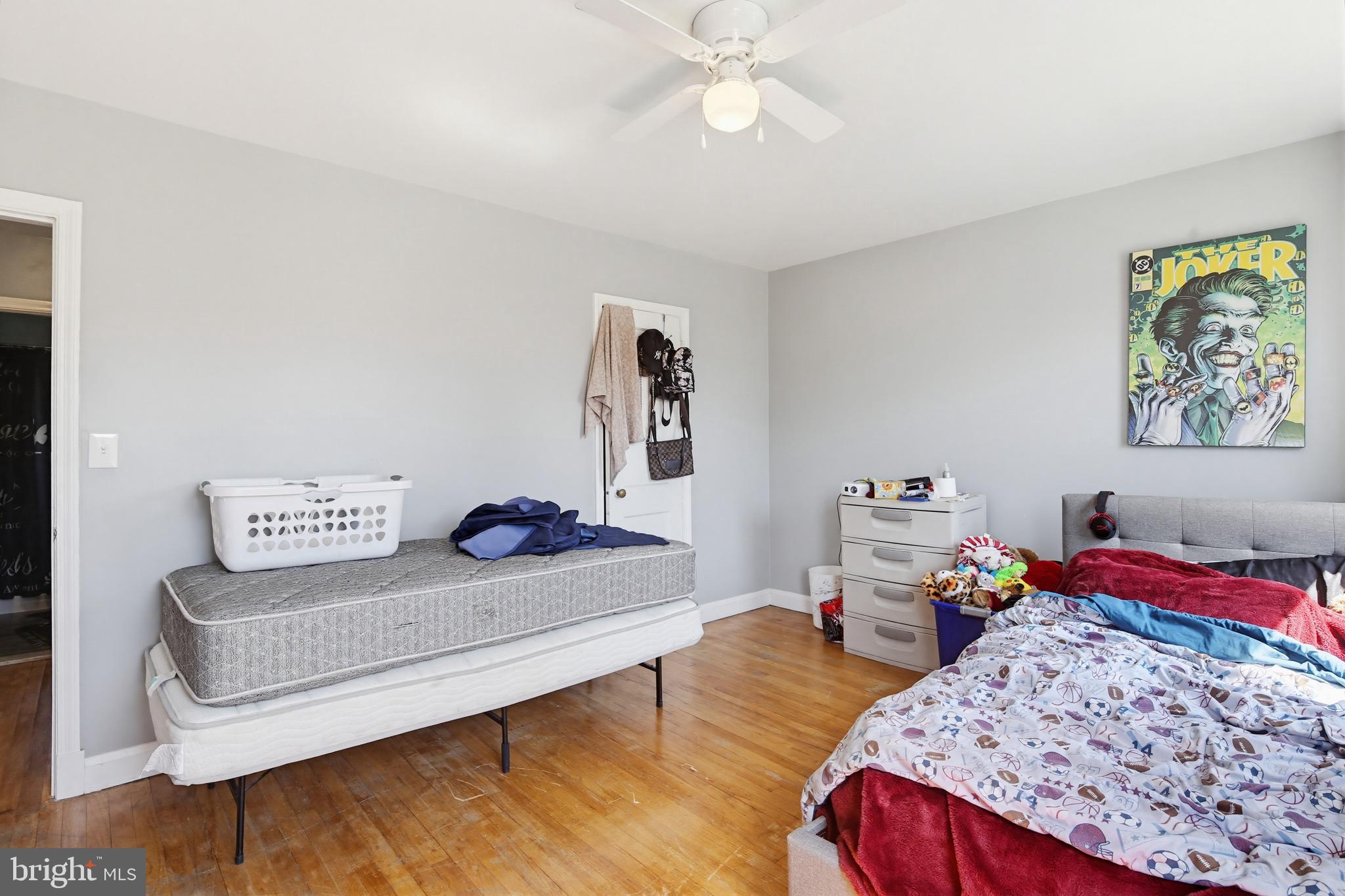 4028 Raymonn Avenue Baltimore, MD 21213 - Photo 13 of 36 Spacious room with vibrant decor.