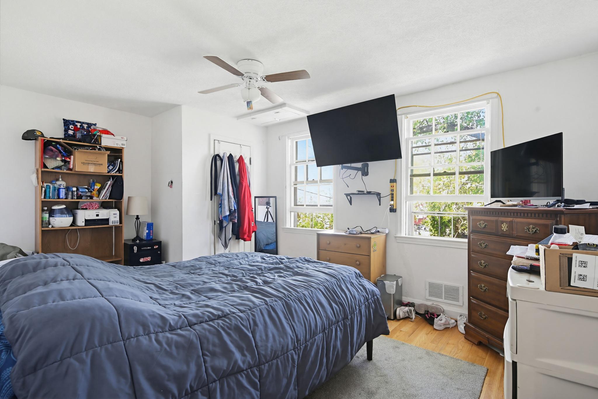 4028 Raymonn Avenue Baltimore, MD 21213 - Photo 9 of 36 Cozy main floor bedroom with natural light.