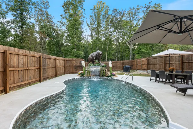 a view of a backyard