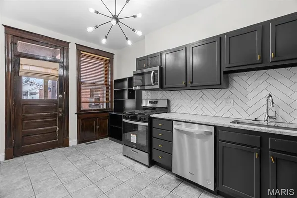 $1,695 | 2203 McCausland Avenue, Unit 1F, St. Louis, MO 63143