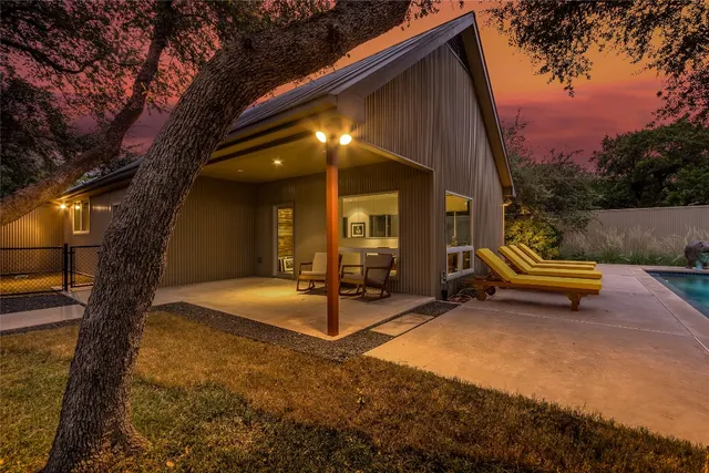 a view of a house with backyard and a tree