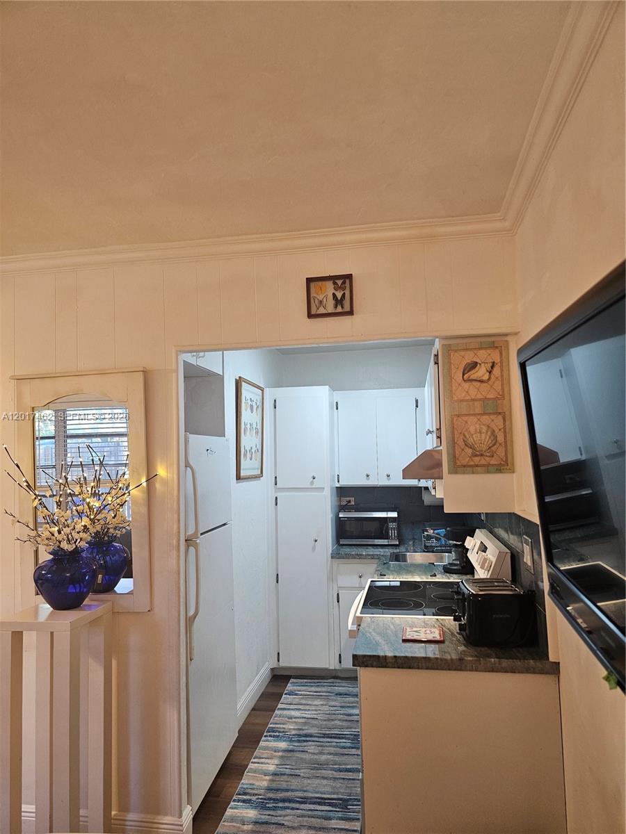 325 Fernwood Road, Unit 10 Key Biscayne, FL 33149 - Photo 6 of 12 a kitchen with a stove and a refrigerator