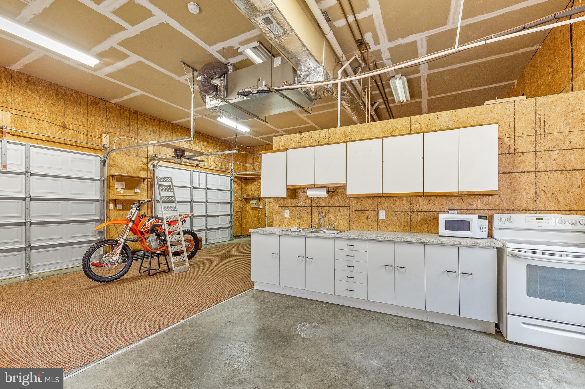 2135 Oak Road Port Republic, MD 20676 - Photo 23 of 32 Kitchenette inside garage