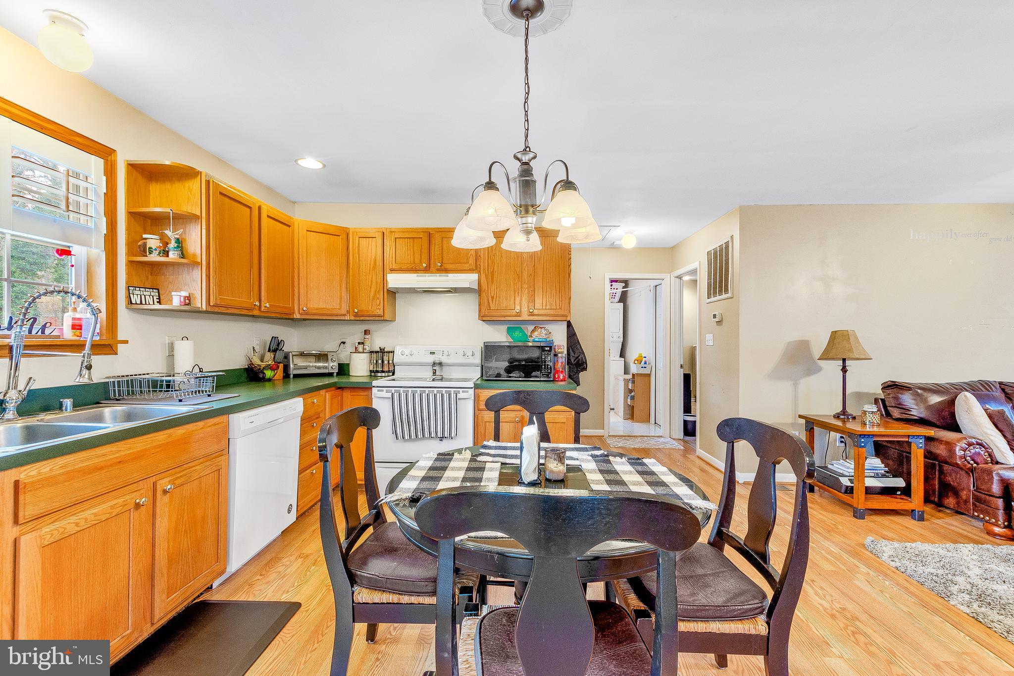 2135 Oak Road Port Republic, MD 20676 - Photo 6 of 32 Kitchen with table space