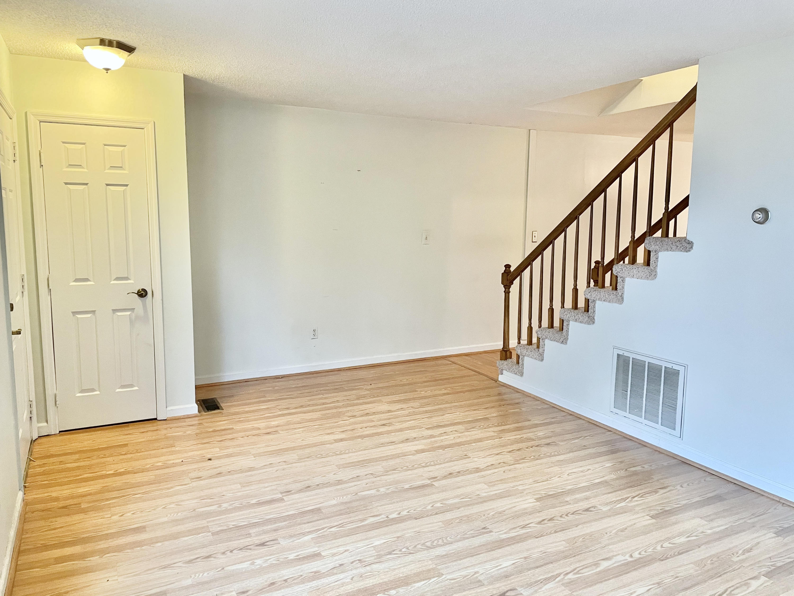 104 High Point Lane Oak Ridge, TN 37830 - Photo 3 of 15 LIVING ROOM