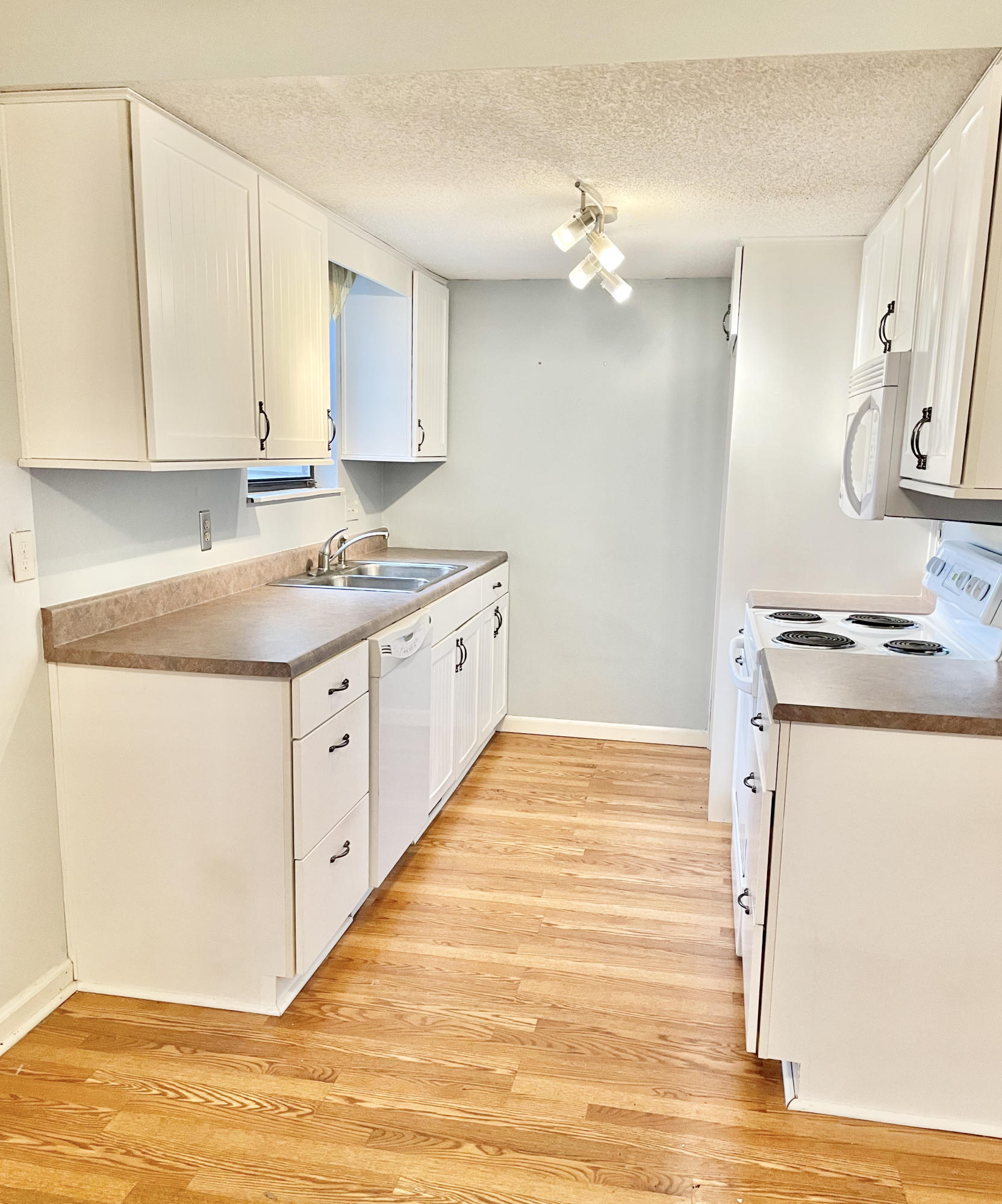 104 High Point Lane Oak Ridge, TN 37830 - Photo 5 of 15 KITCHEN