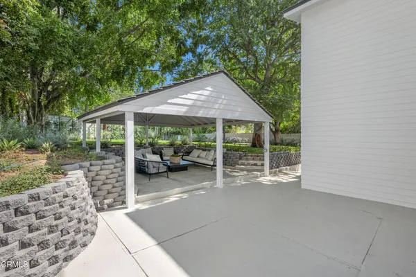 a view of a yard with a tree