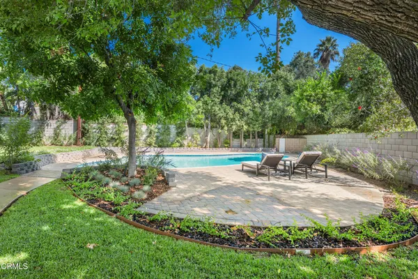 a view of a house with backyard