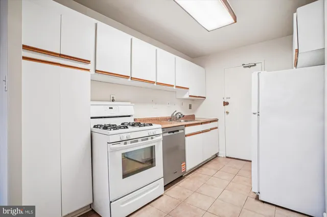 $1,590 | 6631 Wakefield Drive, Unit 319, Alexandria, VA 22307