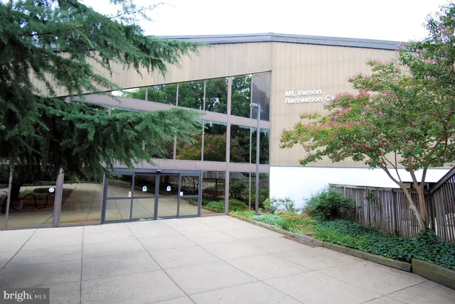 $1,590 | 6631 Wakefield Drive, Unit 319, Alexandria, VA 22307