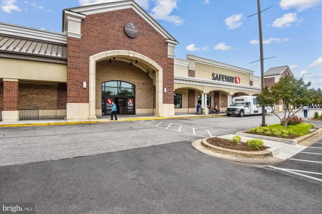 $1,590 | 6631 Wakefield Drive, Unit 319, Alexandria, VA 22307