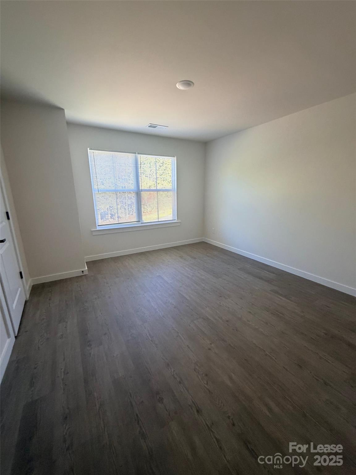 407 15th Avenue Southwest Hickory, NC 28602 - Photo 7 of 10 an empty room with a window