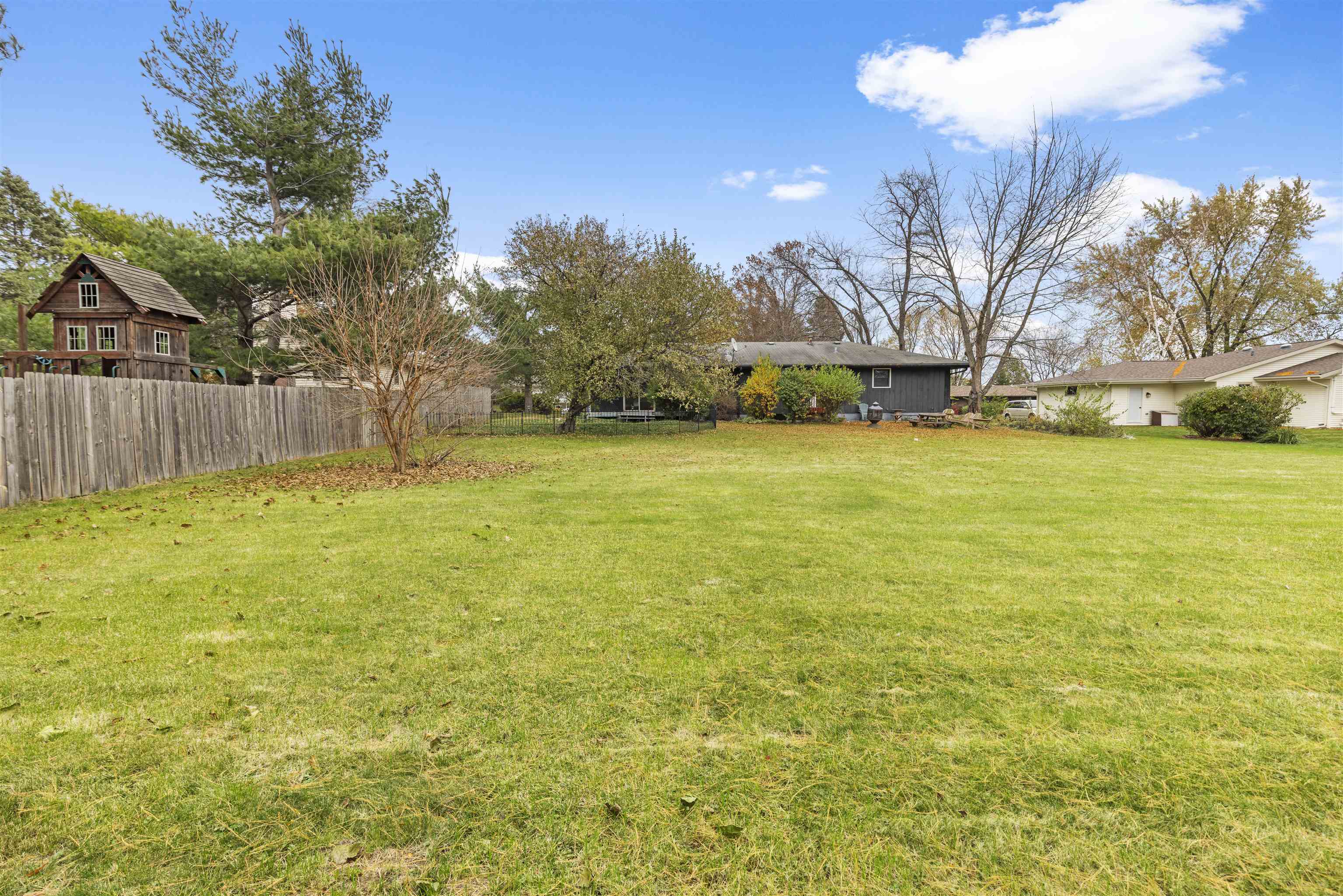 3428 Springwheat Street Rockford, IL 61114 - Photo 20 of 21 a swimming pool with wooden fence