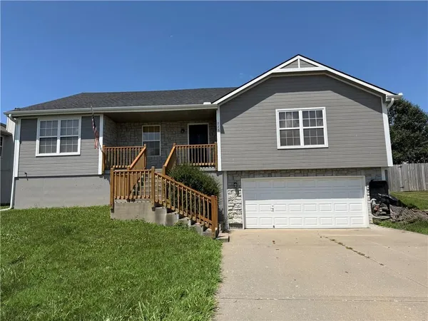 $299,900 | 716 Southwest Brome Drive, Grain Valley, MO 64029