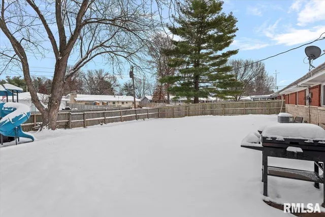 $199,900 | 5 Oakwood Drive, Chatham, IL 62629