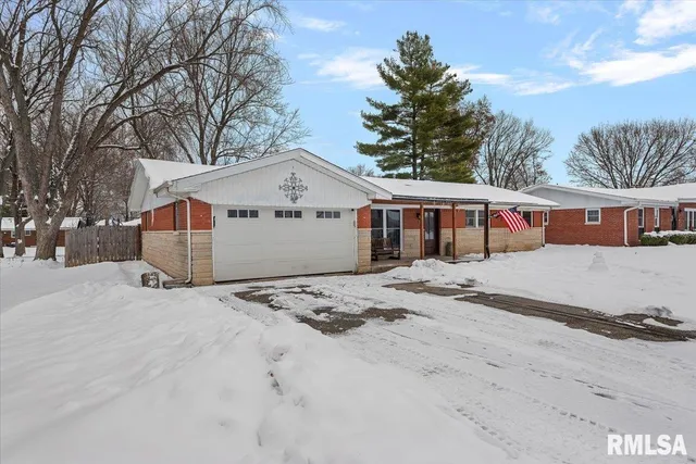 $199,900 | 5 Oakwood Drive, Chatham, IL 62629