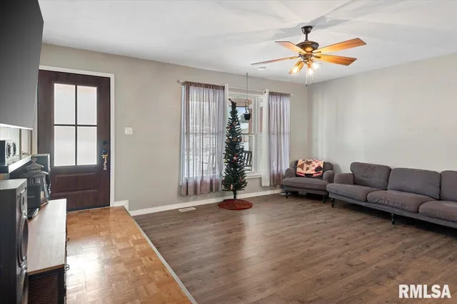 $199,900 | 5 Oakwood Drive, Chatham, IL 62629