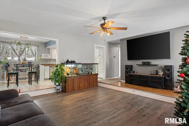 $199,900 | 5 Oakwood Drive, Chatham, IL 62629