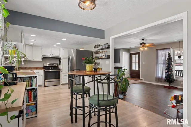 $199,900 | 5 Oakwood Drive, Chatham, IL 62629