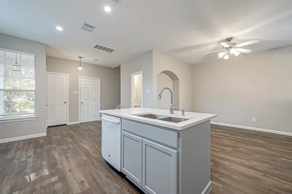 $2,100 | 458 Ashford Cove, Dickinson, TX 77539