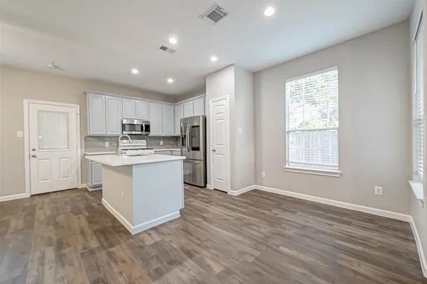 $2,100 | 458 Ashford Cove, Dickinson, TX 77539