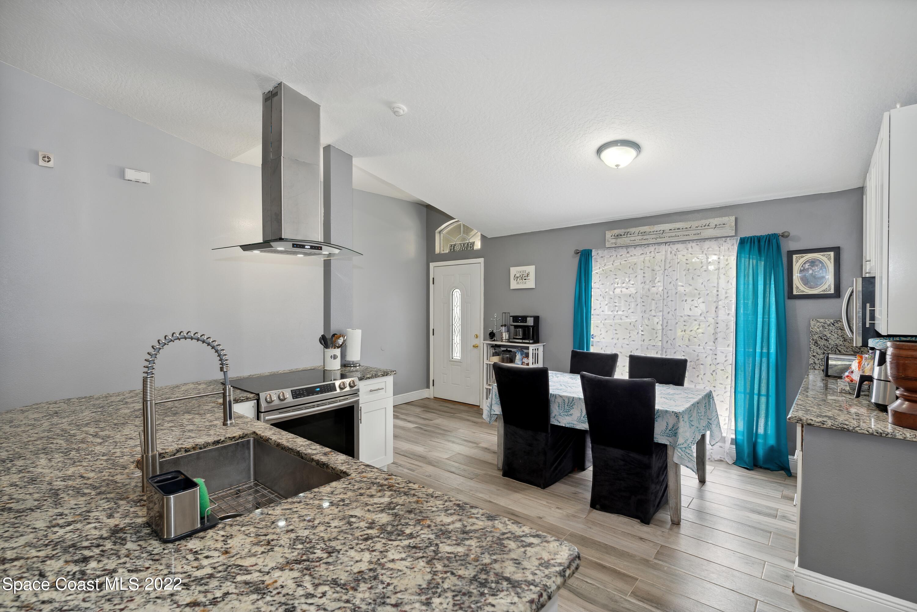 816 Tedder Road Southeast Palm Bay, FL 32909 - Photo 4 of 18 04_816TedderRd_177001_Kitchen_HiRes