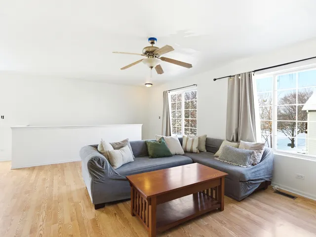 $244,900 | 350 Windsor Court, Unit D, South Elgin, IL 60177