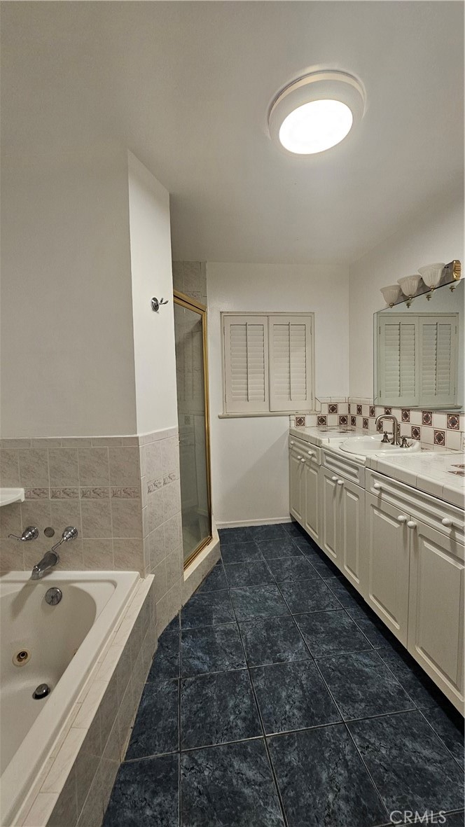 1525 Bellwood Road San Marino, CA 91108 - Photo 17 of 25 a bathroom with a tub a sink and mirror