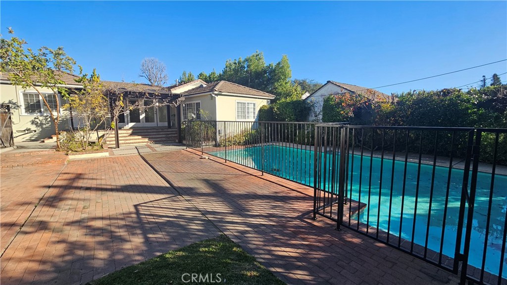 1525 Bellwood Road San Marino, CA 91108 - Photo 7 of 25 a view of a backyard with a garden