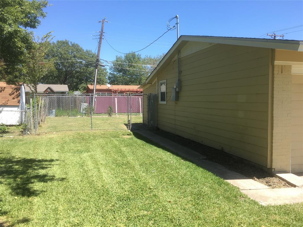 3601 Aloha Circle Mesquite, TX 75150 - Photo 2 of 22 a backyard of a house