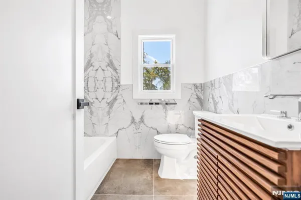 $3,950 | 715 Evans Street, Unit 2, Paramus, NJ 07652