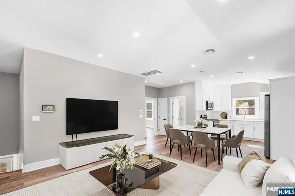 $3,950 | 715 Evans Street, Unit 2, Paramus, NJ 07652