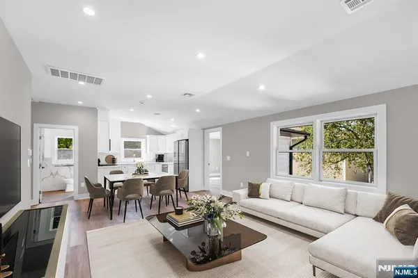 $3,950 | 715 Evans Street, Unit 2, Paramus, NJ 07652