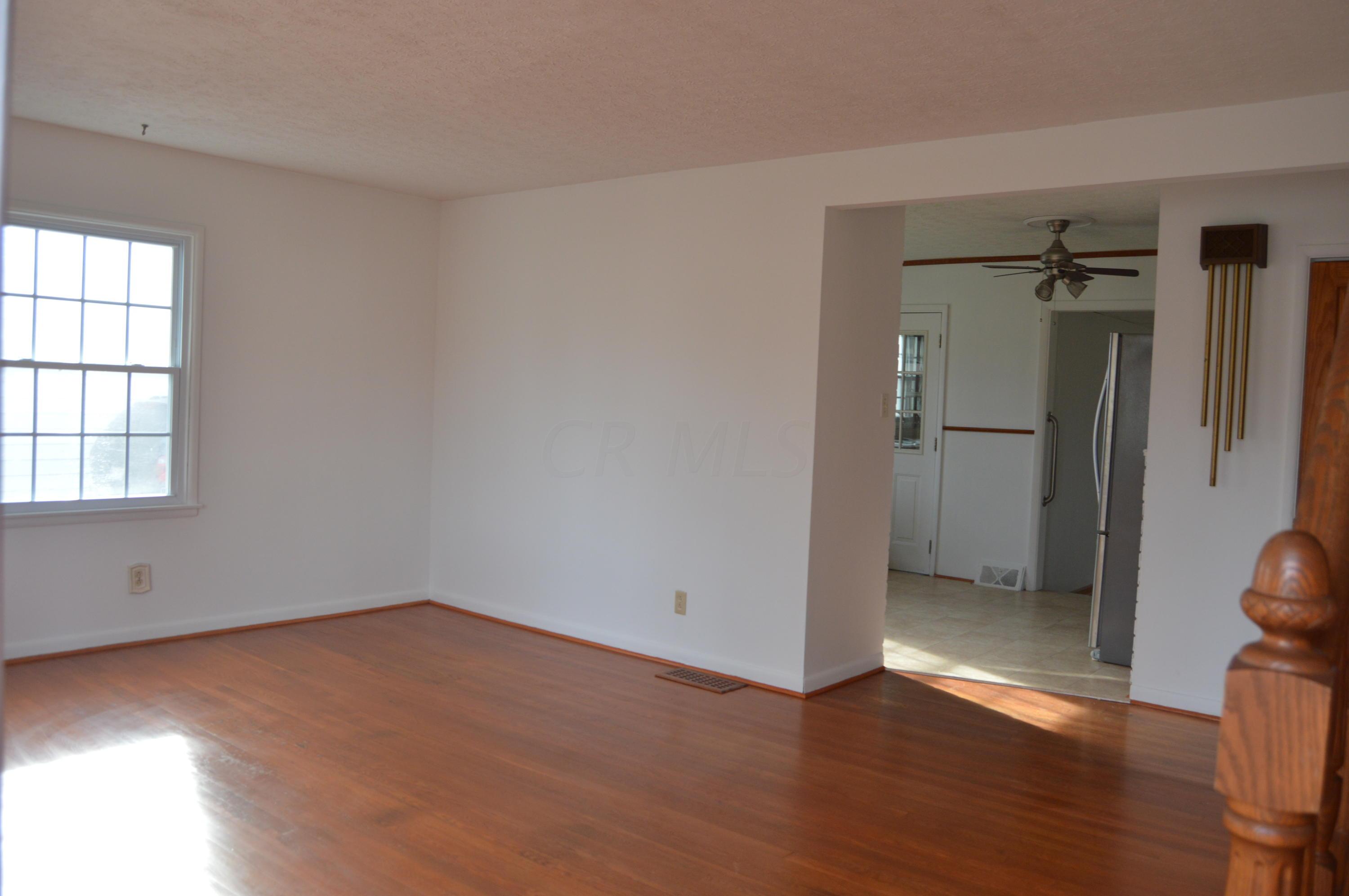 271 Danhurst Road Columbus, OH 43228 - Photo 4 of 32 Gallery Image 4