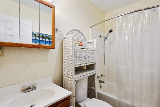 28583 Lee Avenue Orange Beach, AL 36561 - Photo 8 of 10 Guest Bath
