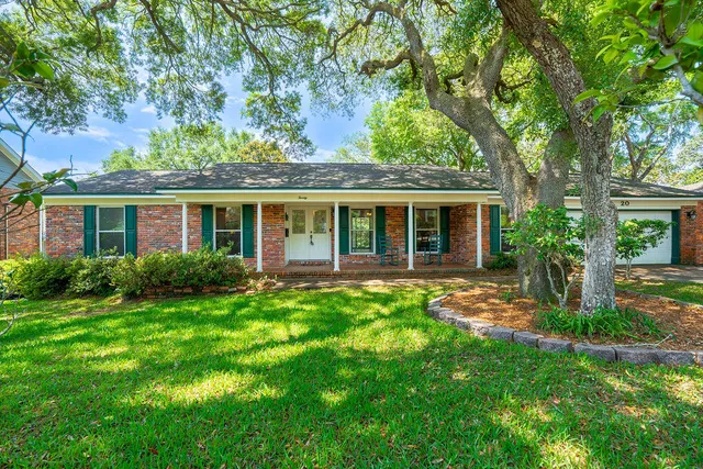 a view of an house that has garden